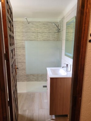 A modern bathroom with a shower, a toilet, and a sink. - House with private pool in L'escala, Costa Brava-HUTG-047886 (l'Escala)