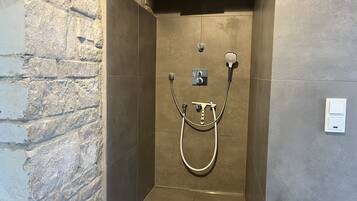 Doccia, asciugacapelli, asciugamani, sapone