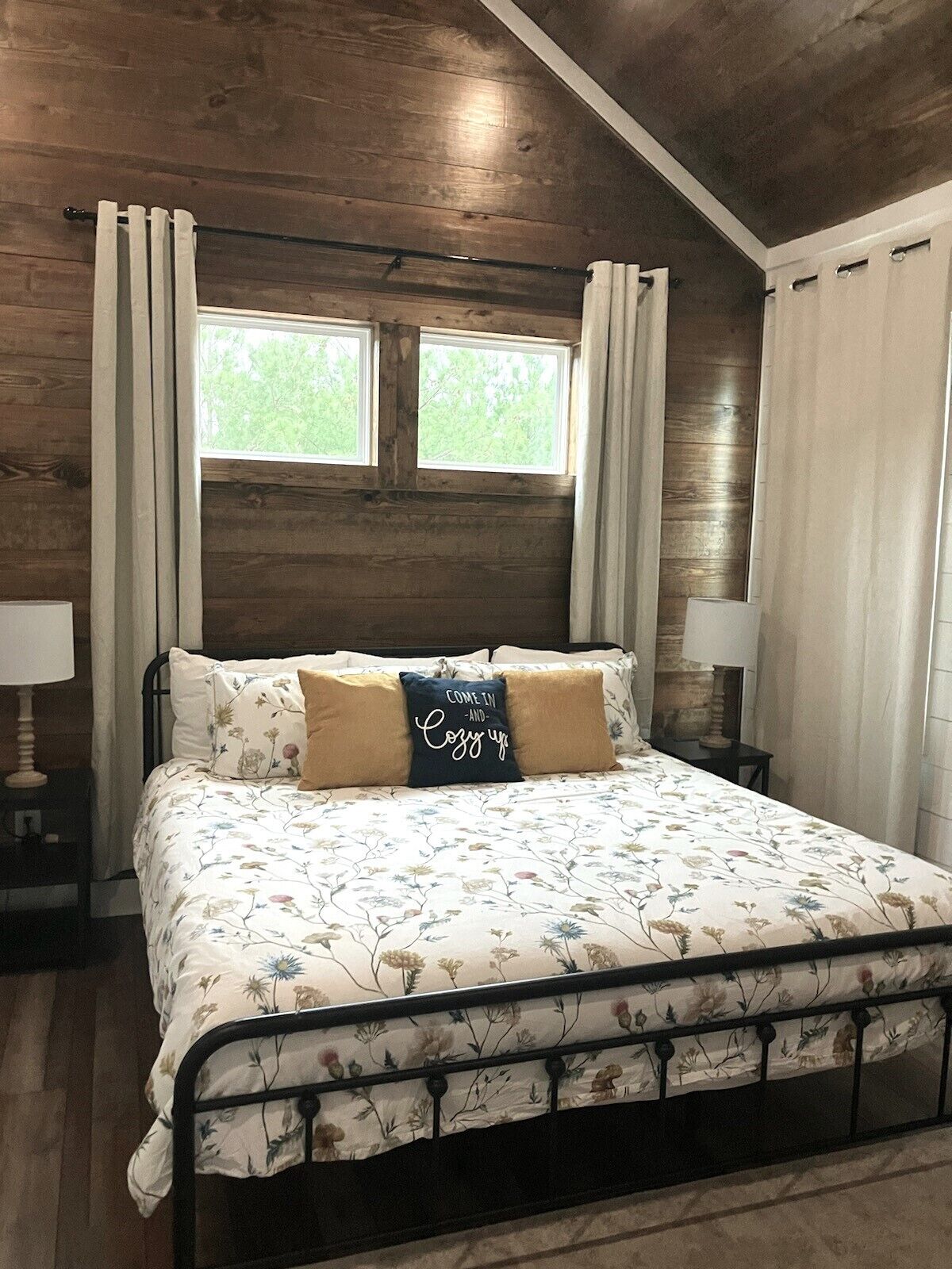 3 soverom, skrivebord, strykejern/-brett og wi-fi (inkludert)