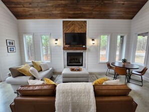 Smart TV, chimenea, videojuegos y futbolito 