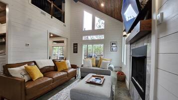 Smart TV, chimenea, videojuegos y futbolito