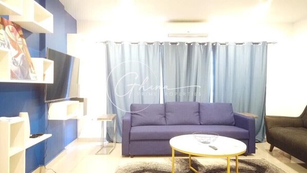 Luxe appartement | Woonruimte | Een 42-inch smart-tv met kabelzenders en een televisie