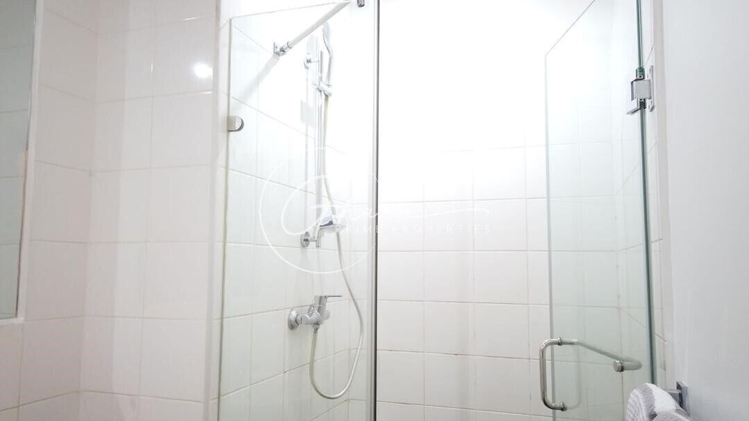 Luxe appartement | Badkamer | Een douche, een regendouche, gratis toiletartikelen, handdoeken