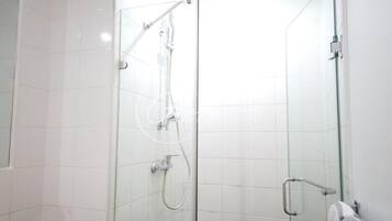 Apartemen Mewah | Kamar mandi | Shower, pancuran hujan, perlengkapan mandi gratis, dan handuk