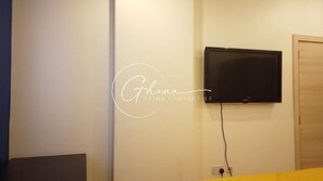 Appartement luxueux | Aire de séjour | Téléviseur connecté de 42 po avec télévision par câble, téléviseur