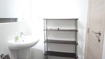 Luxury Apartment | Bathroom | Shower, rainfall showerhead, free toiletries, towels