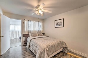 4 bedrooms, desk, iron/ironing board, Internet