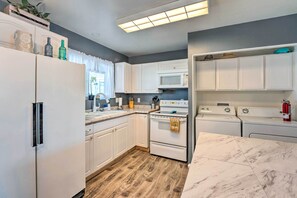 Private kitchen - Group Getaway in Lake Havasu City, 3 Mi to Dtwn! (Lake Havasu City)