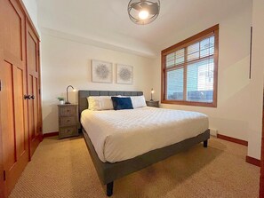 2 Schlafzimmer, Schreibtisch, Bügeleisen/Bügelbrett, kostenloses WLAN