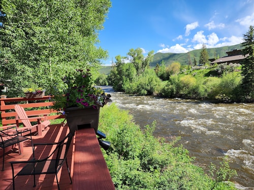 Top-notch comforts in a rural setting in Woody Creek on the River/close to Aspen