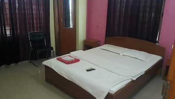 Deluxe Room | Desk