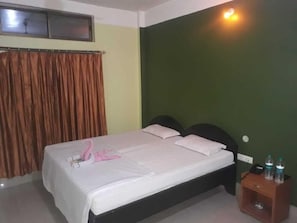Deluxe Room | Desk - Homocation Ricon Homestay (Guwahati)