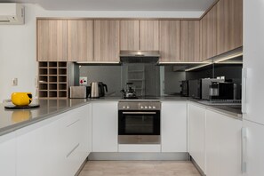 Apartamento clássico | Cozinha privada | Geladeira, micro-ondas, fogão, cooktop