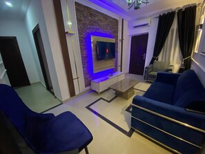 家庭公寓, 2 间卧室 | 起居区 | 平板电视