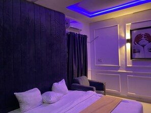 行政双人房 | 意大利 Frette 床单、高档床上用品、加厚床垫、办公桌