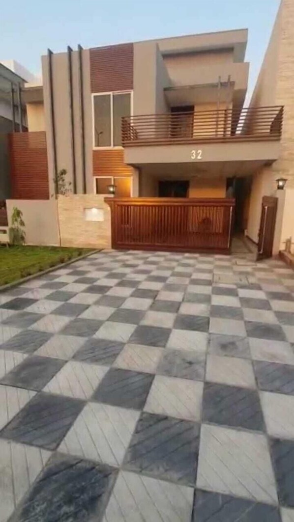 Exterior - Roomph Transit Guest House (Islamabad)