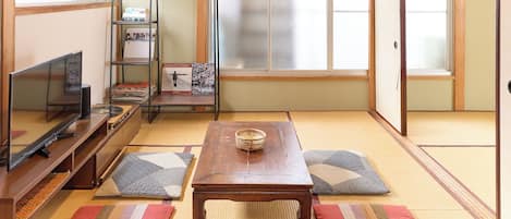 Room | 1 bedroom, iron/ironing board, free WiFi, bed sheets