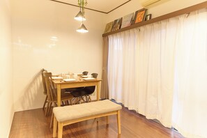Room | Private kitchen | Stovetop, electric kettle - Otsuka House (Tokyo)