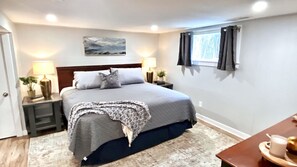 2 bedrooms, desk, iron/ironing board, free WiFi - A beautifully renovated spacious 2 bedroom apartment with  King Beds (Albany)