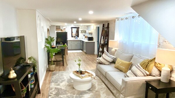 Smart TV, books - A beautifully renovated spacious 2 bedroom apartment with  King Beds (Albany)