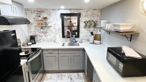 Fridge, microwave, oven, stovetop - A beautifully renovated spacious 2 bedroom apartment with  King Beds (Albany)