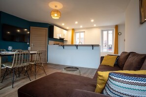 Living area - Modern and spacious new apartment! (Eu)