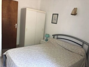 2 室のベッドルーム、アイロン / アイロン台、WiFi (無料)、ベッドシーツ