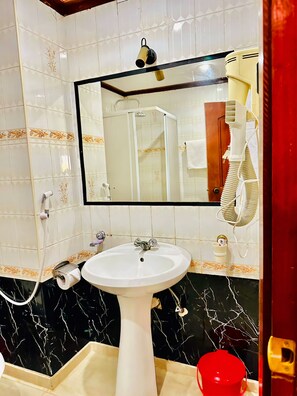 Deluxe Double Room | Bathroom | Rainfall showerhead, free toiletries, towels, soap