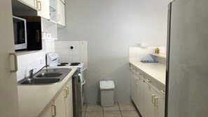 Fridge, microwave, oven, stovetop - Dulkara 9 Near Kings Beach & Cafés Plus Pool & BBQ (KINGS BEACH)