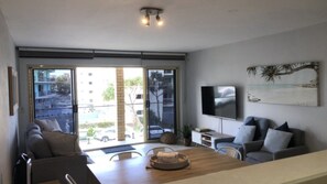 Smart TV - Dulkara 9 Near Kings Beach & Cafés Plus Pool & BBQ (KINGS BEACH)
