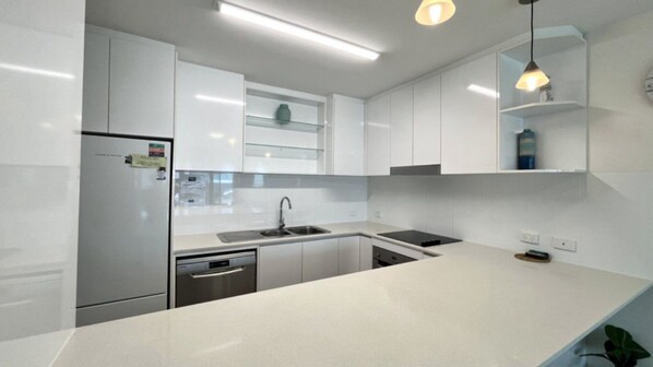 Mikrobølgeovn, ovn, kokeplater og oppvaskmaskin