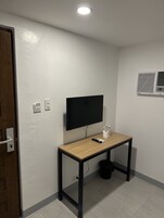 Basic-herbergi fyrir einn - 1 einbreitt rúm | Stofa | 32-tommu LED-sjónvarp með stafrænum rásum, sjónvarp.