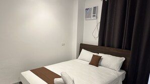 Free WiFi, bed sheets - Aden Hotel (Makati)