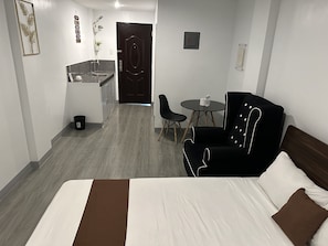 Deluxe-Studiosuite, 1 Queen-Bett | Kostenloses WLAN, Bettwäsche
