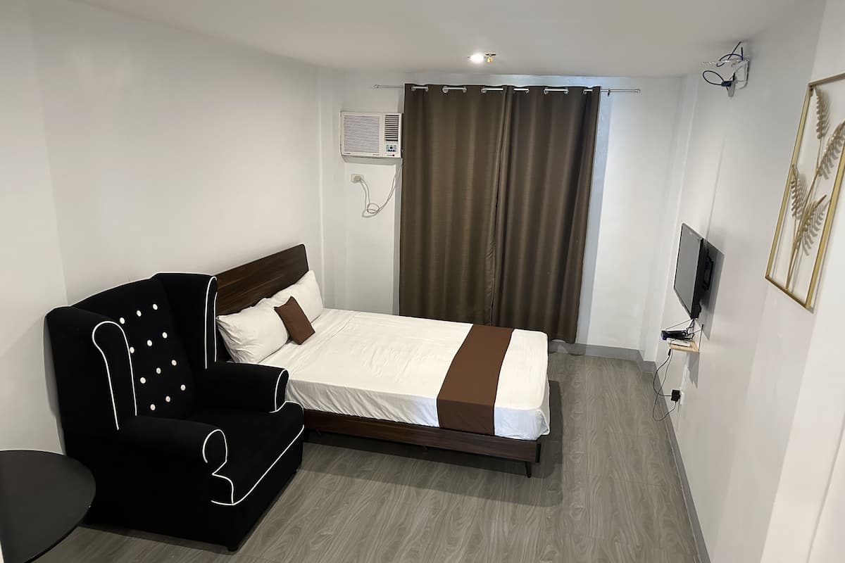 Deluxe Studio Suite, 1 Queen Bed