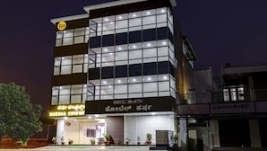 Um edifício moderno com a placa 'Itsy' e 'Harsha Comfort'.