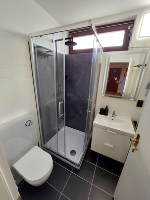 Dusche, Haartrockner, Handtücher, Seife