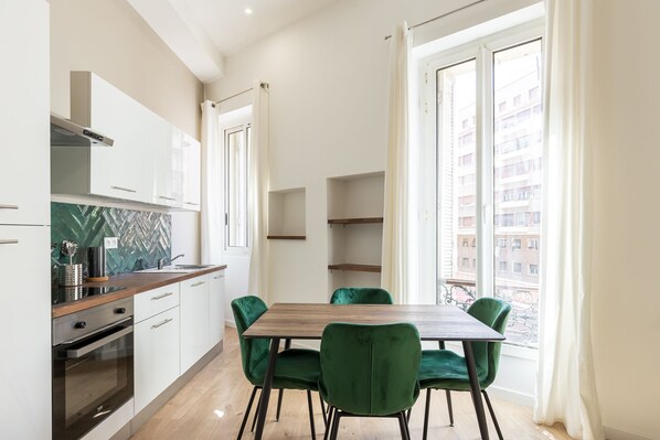 Jääkaappi, mikroaaltouuni, uuni, liesi