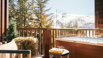 Deluxe suite (Lodge) | Een minibar met enkele gratis items, een kluis op de kamer