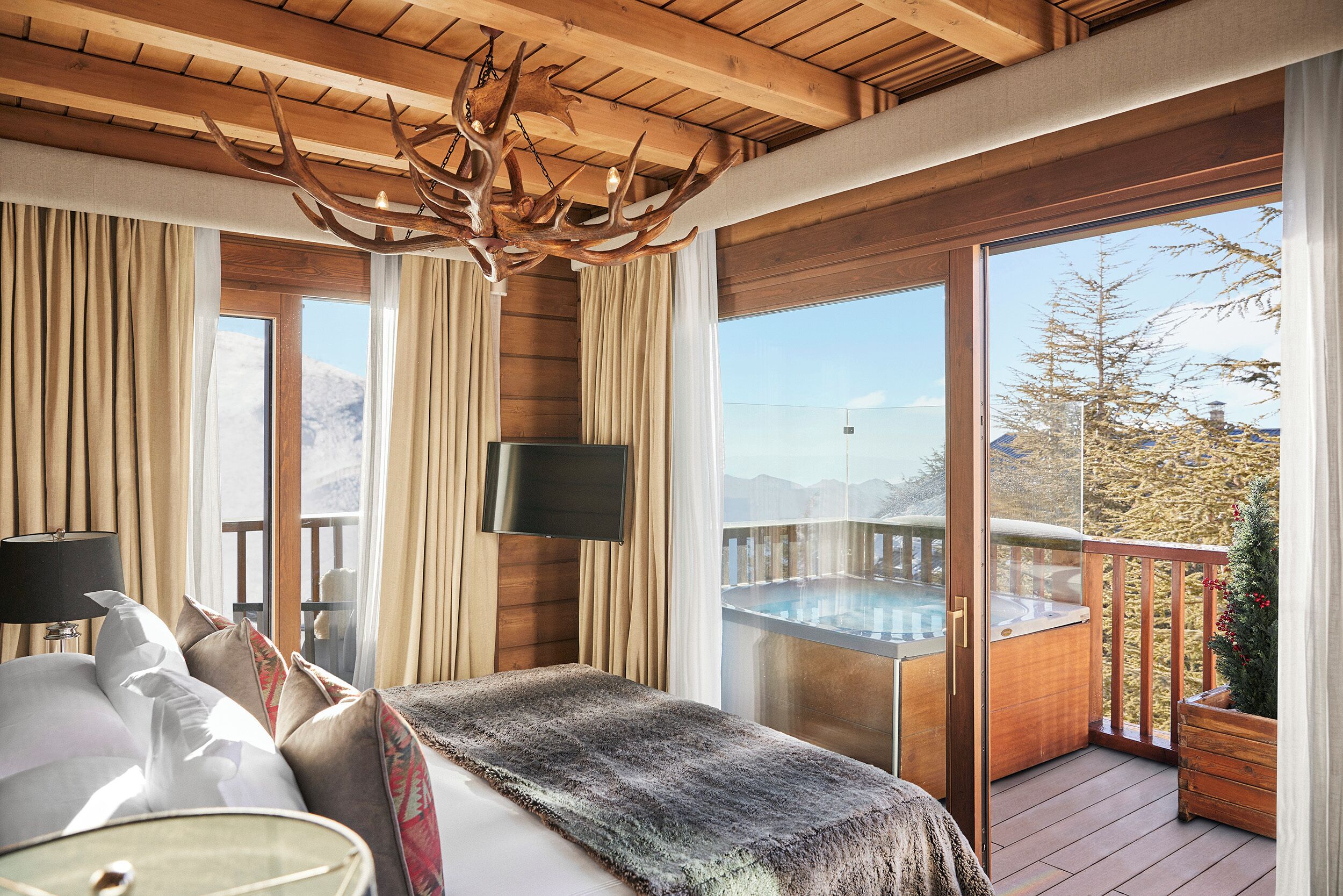 Premium suite (Lodge) | Een minibar met enkele gratis items, een kluis op de kamer