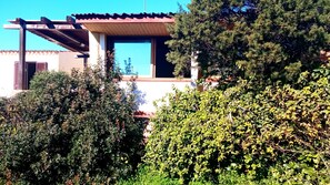 Exterior - Villa with private beach access, garden and parking space (La Maddalena)