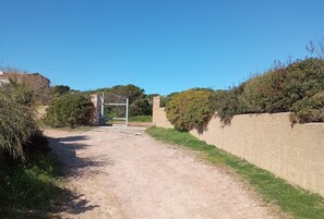 Property grounds - Villa with private beach access, garden and parking space (La Maddalena)