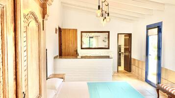 6 slaapkamers, een strijkplank/strijkijzer, reisbedje, gratis wifi