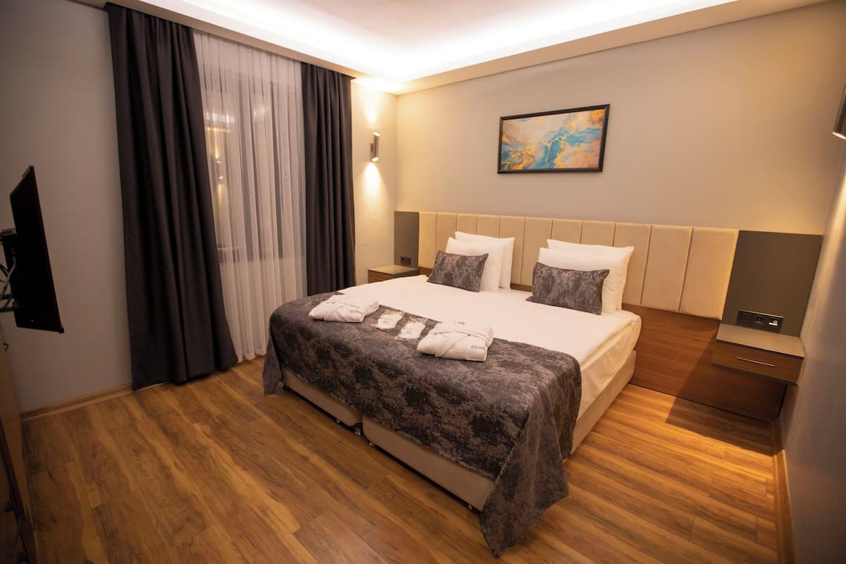 Premium bedding, Select Comfort beds, minibar (some free items)