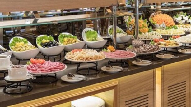 Un buffet proposant une variété de plats et de mets.