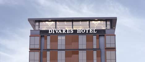 Fassade der Unterkunft – Abend/Nacht