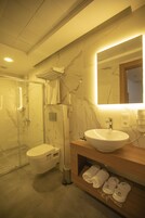 商务客房 | 浴室 | 淋浴设施、旋水按摩花洒、名牌洗护用品、吹风机