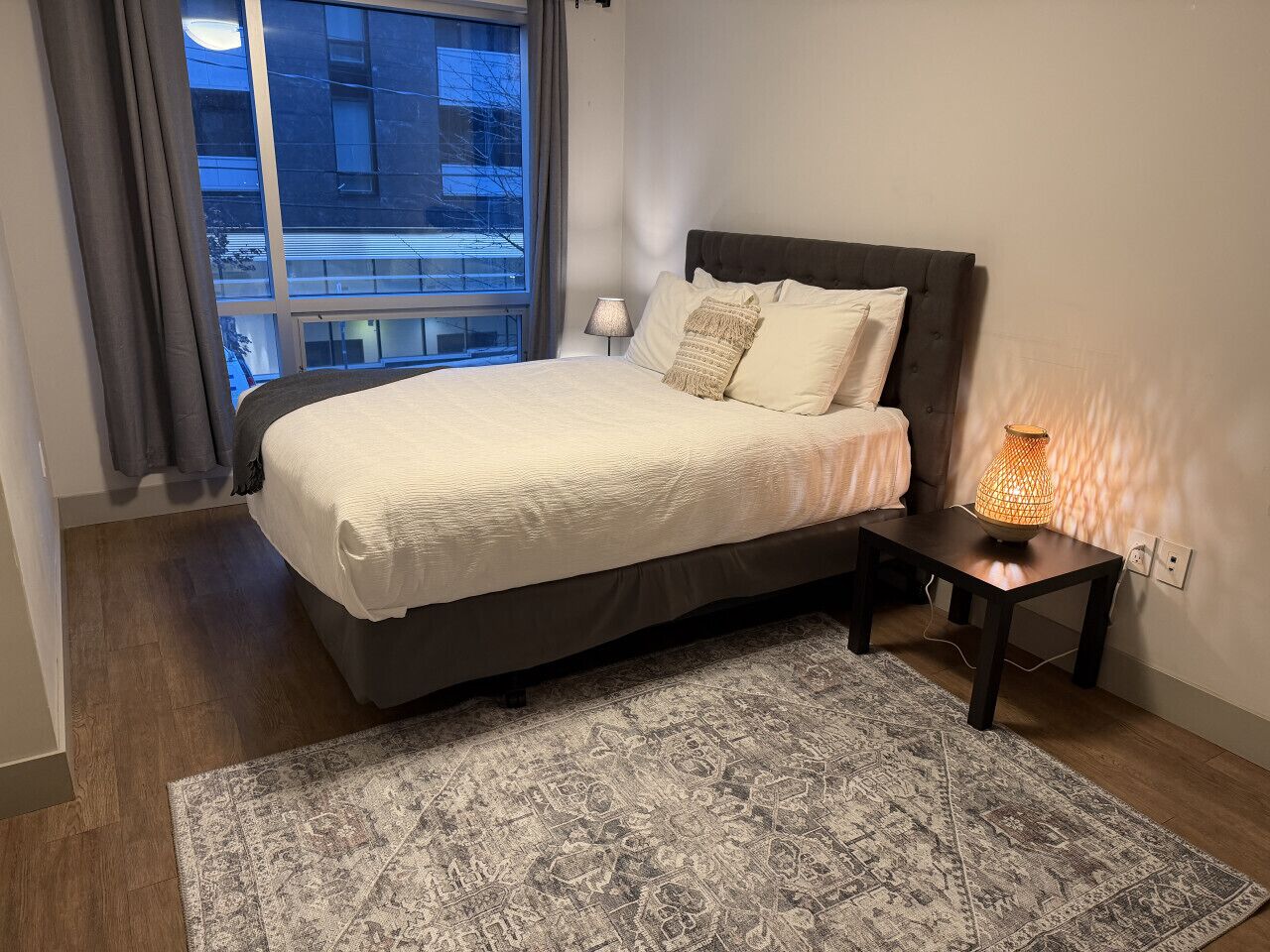 2 makuuhuonetta, työpöytä, silitysrauta/-lauta, vauvan matkasänky