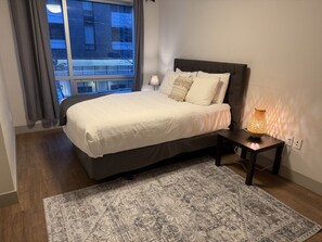 2 quartos, escrivaninha, ferros/tábuas de passar roupa, berço de viagem