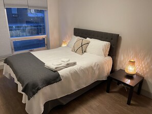 2 bedrooms, desk, iron/ironing board, travel cot - Beautiful 2 Bed, 2 Bath in Prime Downtown Halifax (Halifax)